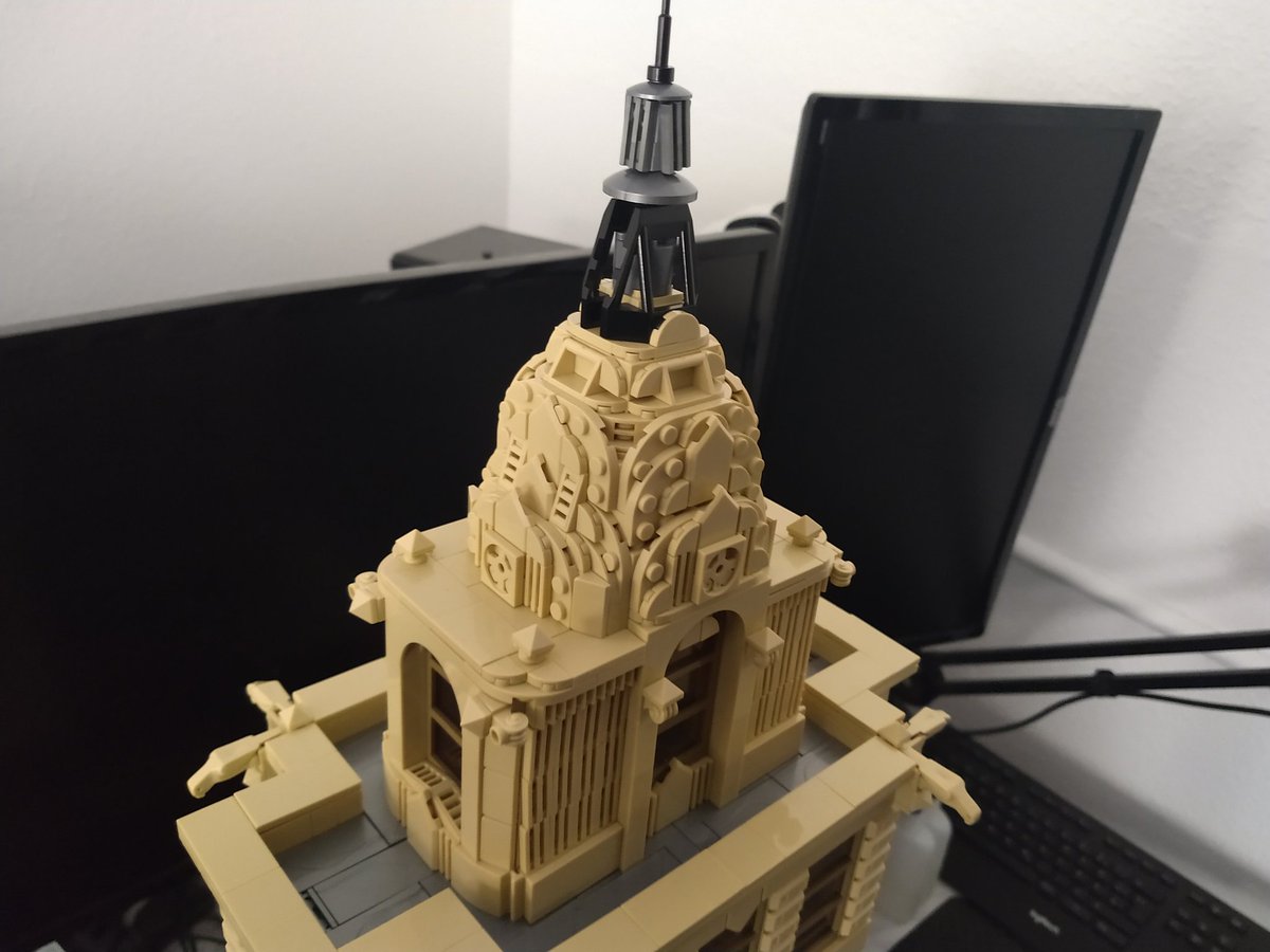 SpieleWanderer's tweet photo. Da ich ja die Woche nicht viel machen konnte ist das kleine Artdeco Hochhaus mit ca 5000 Teilen fertig geworden 😁 https://t.co/oVdapAvjSv