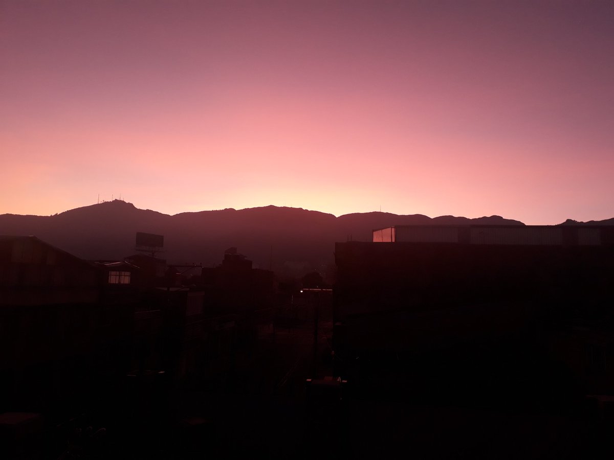 Germanparra11's tweet photo. @ELTIEMPO Amanecer en Bogotá. https://t.co/mqOakW8OA9