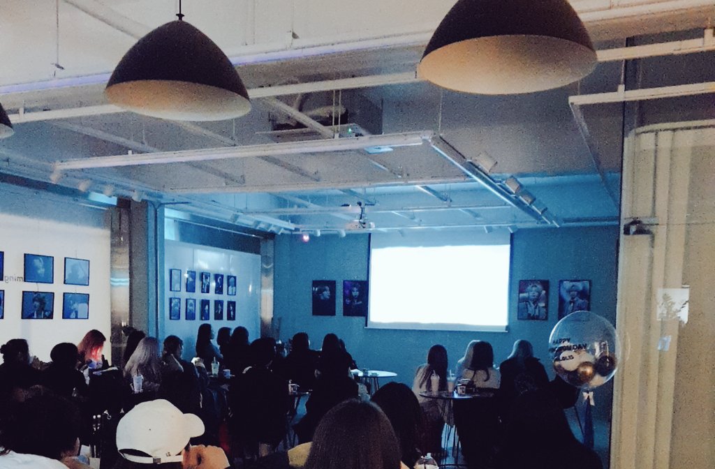 오늘 카페 찾아주신 분들 감사합니다😚
영상회 즐겁게 잘 보셨나요? 부족한 면이 많아 내일 영상회엔 편집 수정 및 추가 영상이 있을 예정입니다😅
크게 달라지진 않겠지만 좀 더 즐거운 영상 관람 되시도록 할 예정이니 내일도 15일에도 많이 찾아주세요😊 내일 봬요☺️🥰😘