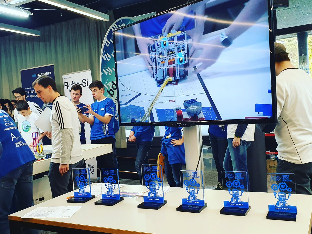atedIctTicino's tweet photo. Per la seconda gara è derby #Smilebots e #Shazam
Quale trofeo porteremo a casa?
#FirstLegoLeague #RoboticMinds #ated4kids #Ticino https://t.co/wQTPJZCj9P
