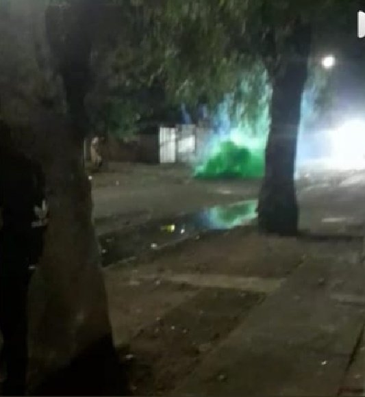 Chileokulto's tweet photo. Que lo sepan los organos como @amnistia
Este tipo de disuasivo policial está usando @Carabdechile en pudahuel sur "Gas Verde" que está vencido del 2016, este gas es altamente mortal en estas condiciones y @gblumel y @sebastianpinera son cómplices de esto. https://t.co/KYvmUENNk4 https://t.co/hWUDTw3Uw2