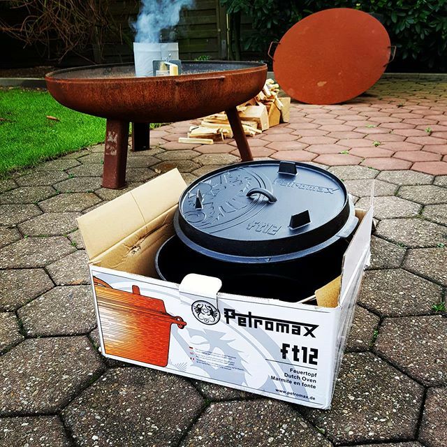 BBQ Day [Unbezahlte Werbung]
.
My new Dutch Oven arrived 😍
Perfect timing because today is Pulled Pork day🙃
.
.
#dinner #pulledpork #dutchoven  #fire #onion #pork #beer #darkbeer #foodporn #instafood #delicious  #gelsenkirchen #germany #garden #bbq #… ift.tt/2sZ36Nv