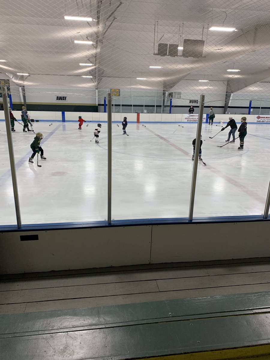 HowellVHockey's tweet photo. Highlander Development Team players helping future Highlanders at Learn-to-Skate program. #CommitmentToProcess @HowellAthletics @HHSSection @HowellMISchools https://t.co/uRaPTLXnn8