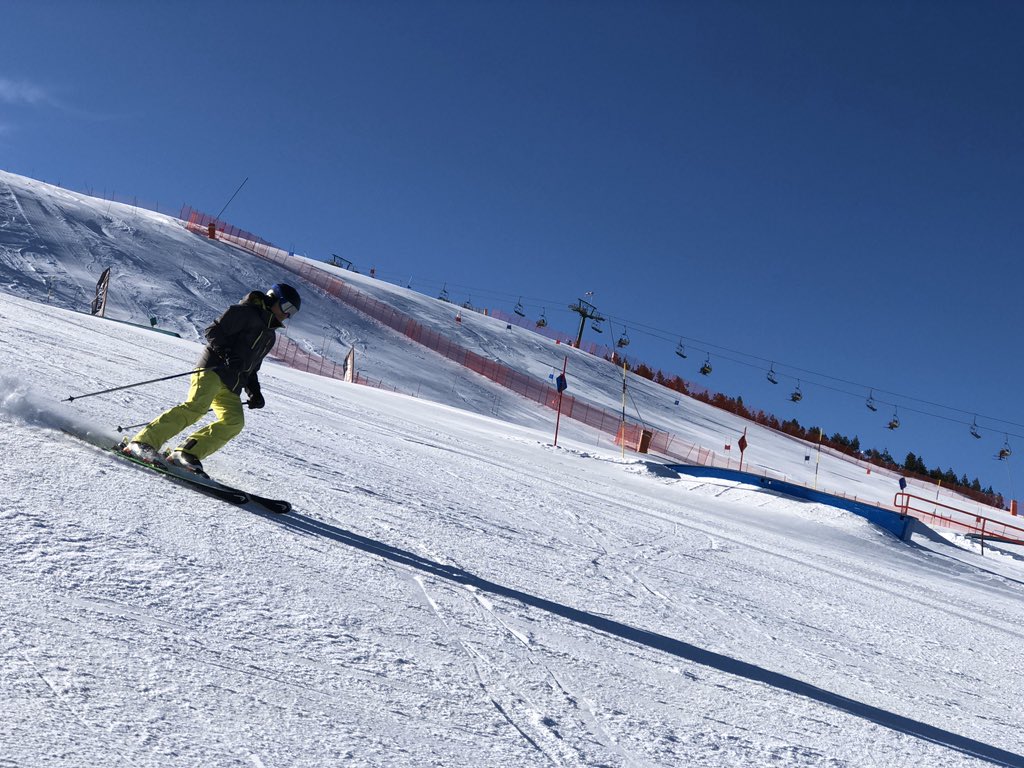 ivanSanzTusell's tweet photo. Dia de fred i sol avui a @SnowLaMolina amb neu molt bona a pistes. Després de l’enfarinada d’ahir així de bé hem esquiat avui per #colldepal #torrentnegre #telecabina #cadimoixero #etsdelamolina #estemapistes #ihaveskitude #hhalive https://t.co/pNEY25qJFY