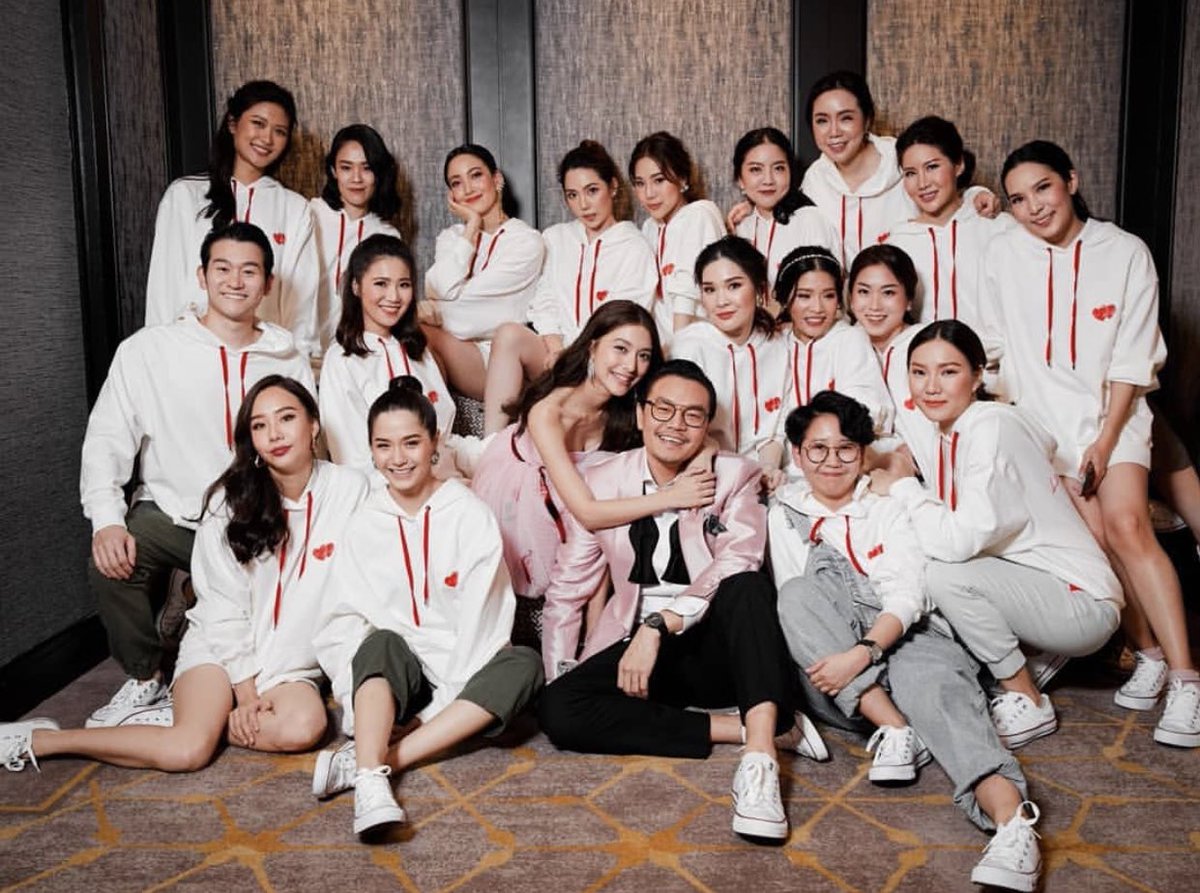 groomfindmepls's tweet photo. After Party ของมิวเริ่ดตรงรองเท้า คือคอนเวิร์สมัยก็ทำธรรมดาแหละ แม่ชมหรือใครใด ๆ ก็ใส่กันเยอะแยะ แต่ของมิวคือสลักวันที่ไว้ที่ขอบรองเท้าพร้อมกับปักชื่อเอาไว้ด้วย ไม่ใช่แค่ของบ่าวสาวนะ ของเพื่อนเจ้าบ่าวเจ้าสาวด้วย น่ารักมากจริง https://t.co/mb7Yxn2p83