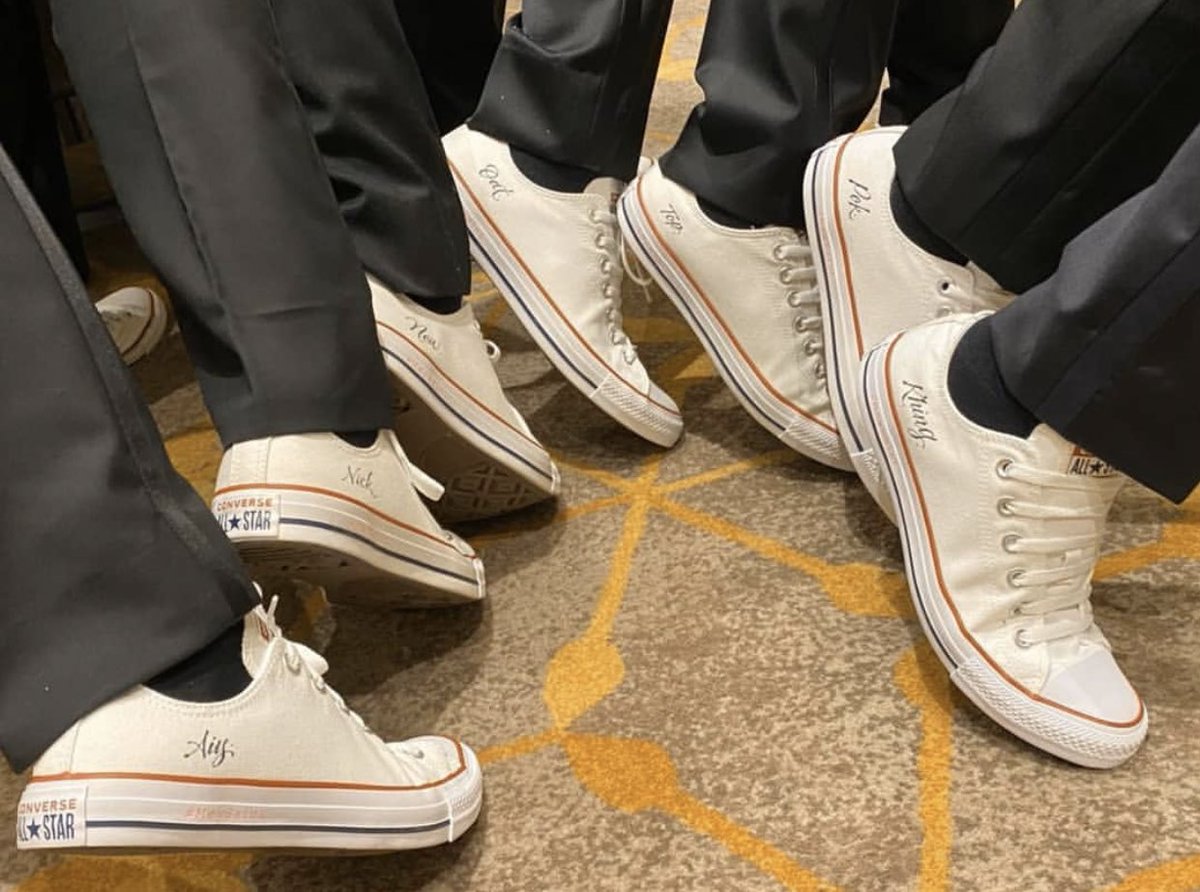 groomfindmepls's tweet photo. After Party ของมิวเริ่ดตรงรองเท้า คือคอนเวิร์สมัยก็ทำธรรมดาแหละ แม่ชมหรือใครใด ๆ ก็ใส่กันเยอะแยะ แต่ของมิวคือสลักวันที่ไว้ที่ขอบรองเท้าพร้อมกับปักชื่อเอาไว้ด้วย ไม่ใช่แค่ของบ่าวสาวนะ ของเพื่อนเจ้าบ่าวเจ้าสาวด้วย น่ารักมากจริง https://t.co/mb7Yxn2p83