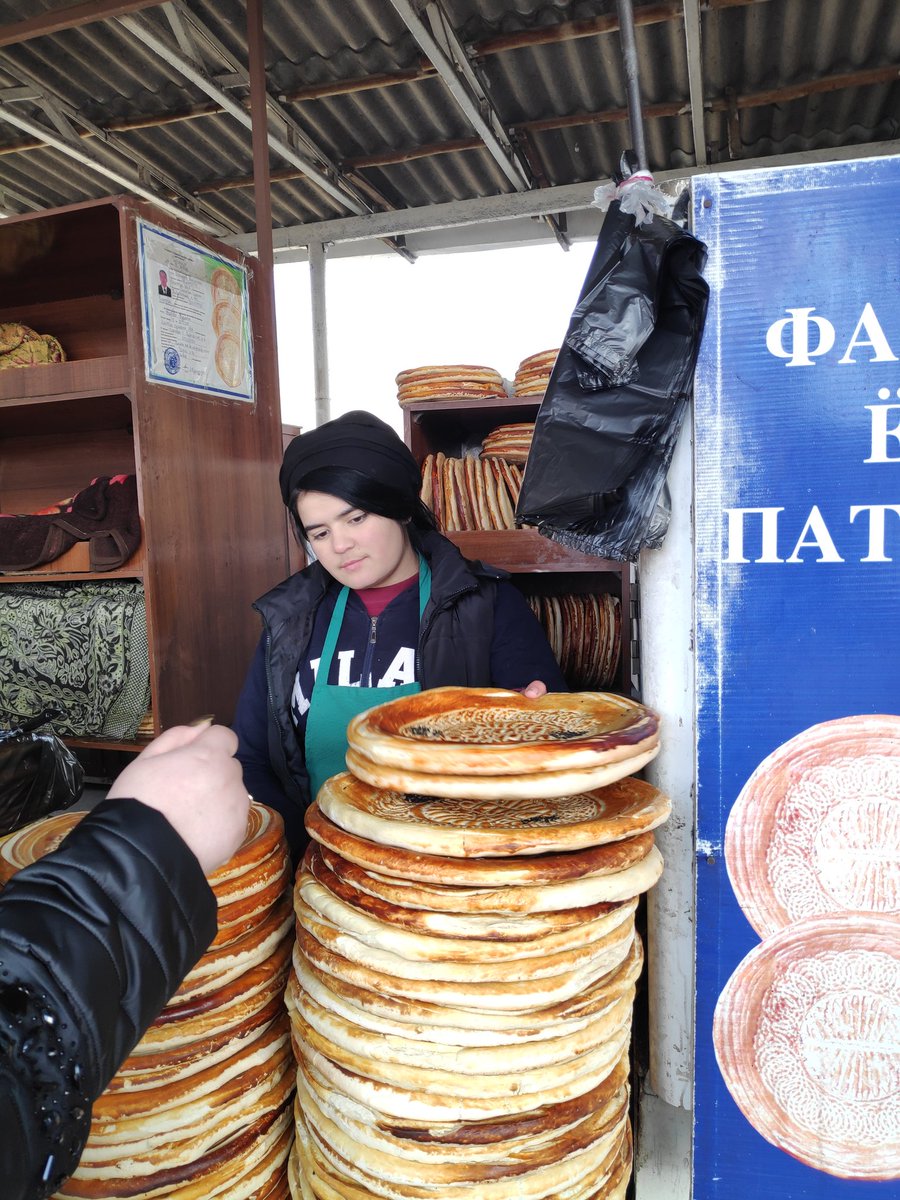 MarrrOz's tweet image. Рейс Ош-Бишкек.... Господи, как много детей, и какие они все шумные. Дай Бог мне сил. Благо лететь недолго. Но почти 6-часовая дорога из Ташкента в Ош и подъем в 5 утра дают о себе знать.... На фоточке узбекские патыры и симпатичная и скромная узбечка #усталаочень #хочудомой