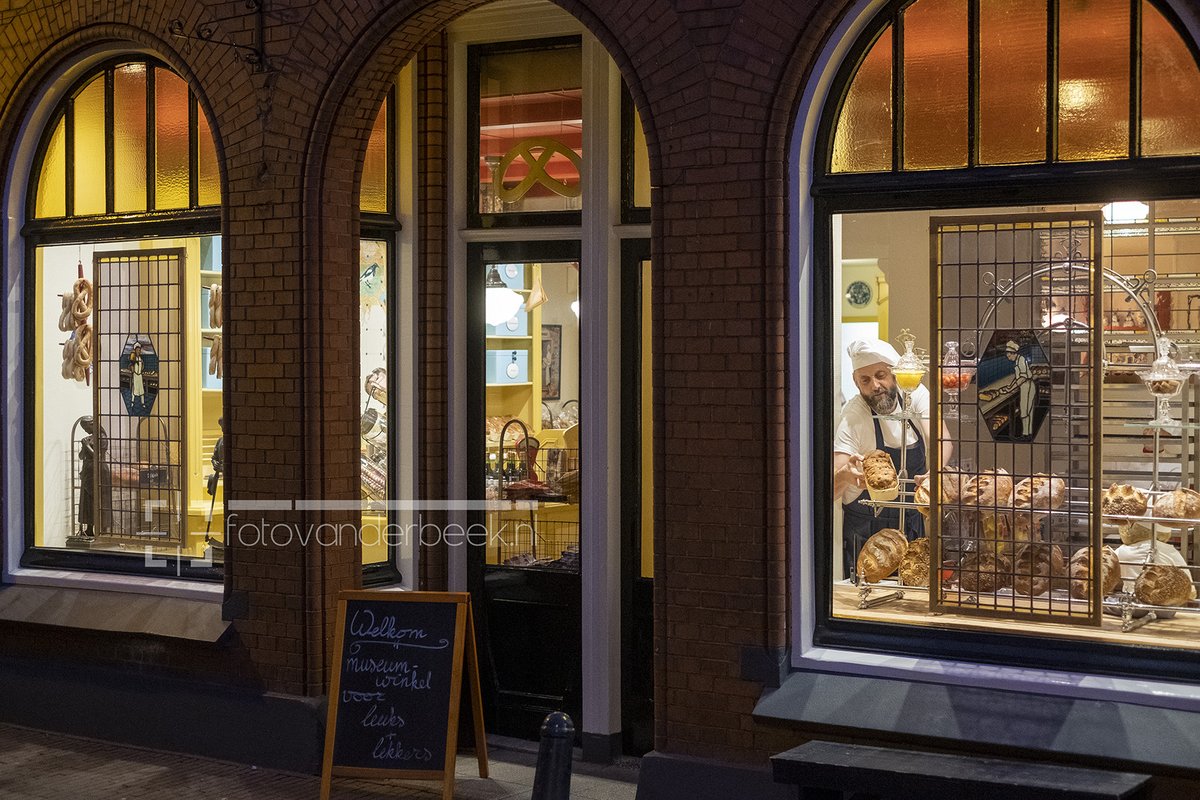 DE OCHTENDSTOND HEEFT BROOD IN DE MOND!
In alle vroegte naar #Bakkerijmuseum #Hattem: reportage over nieuw #brood. De geur van vers brood ken ik, maar vanochtend HOORDE ik brood!!! Dampend uit de oven ligt het daarna knisperend op tafel te “praten”. Bijzonder. Maandag  #deStentor
