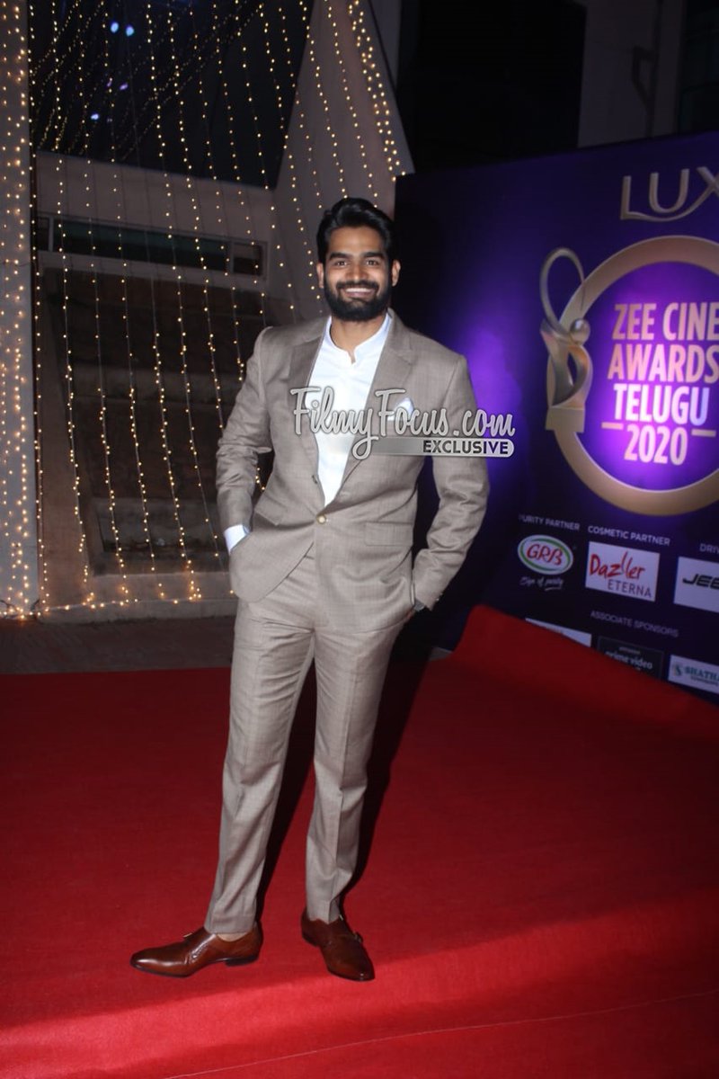 FilmyFocus's tweet photo. Hero #Kartikeya at #Zeecineawardstelugu2020.!
@ActorKartikeya #KartikeyaGummakonda #ActorKartikeya
#RX100Movie #Guna369 #90MLMovie #Filmyfocus #Hippi https://t.co/luXxXoUK98