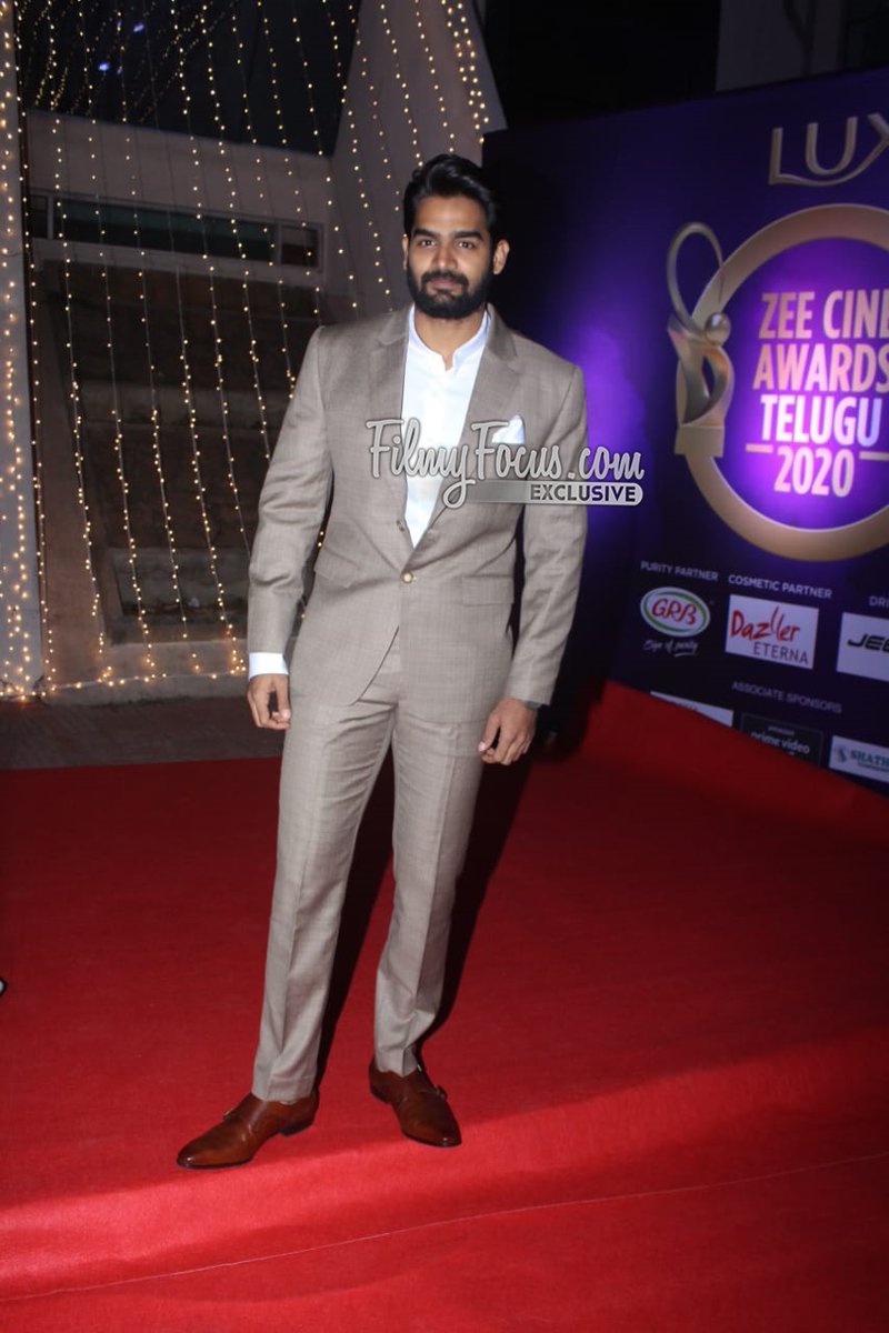 FilmyFocus's tweet photo. Hero #Kartikeya at #Zeecineawardstelugu2020.!
@ActorKartikeya #KartikeyaGummakonda #ActorKartikeya
#RX100Movie #Guna369 #90MLMovie #Filmyfocus #Hippi https://t.co/luXxXoUK98