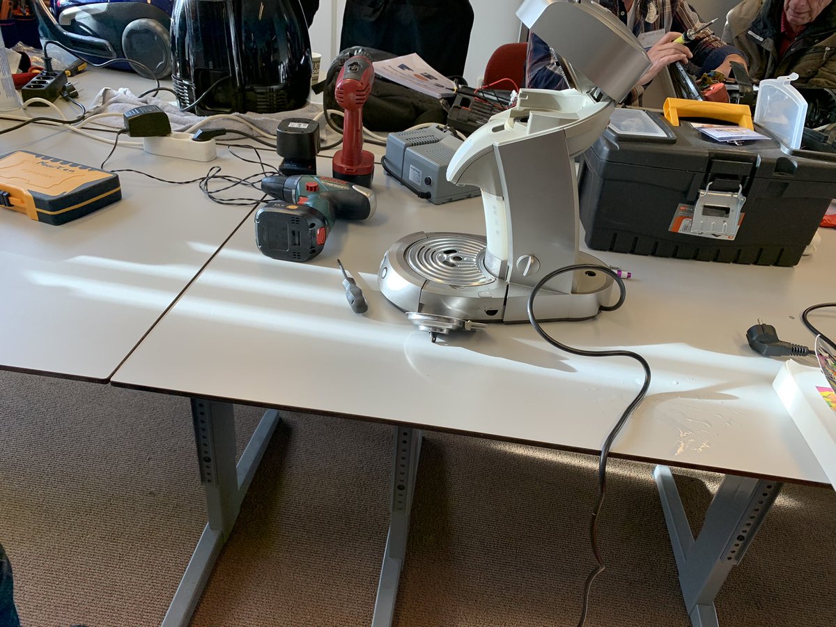 GroenewoudWeert's tweet photo. Vandaag is het #repaircafeweert weer open. Eerste van dit jaar en weer superdruk. Aantal reparaties tot nu toe is 24. Kijk naar onze Facebookpagina voor een sfeerimpressie. https://t.co/TL4xpOil9R