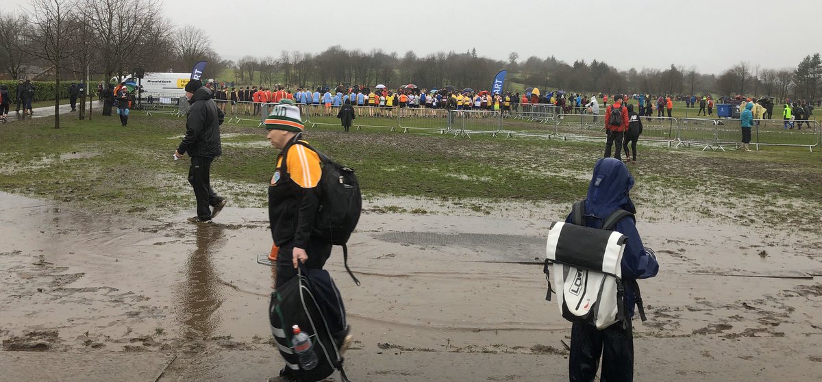 The U15B at the start at Run Stirling 2020, did anyone order mud?? @stirlingcastle #MuddyBrilliant @scotathletics