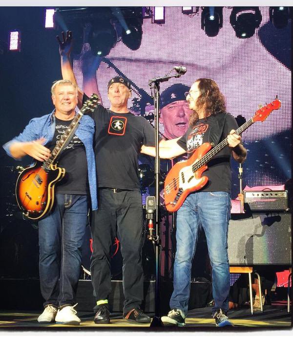 TDRup's tweet photo. It’s an “A Show of Hands” morning. I remember saving up for the VCR version of this as it came out. Because it was my first....it’s always one of my fav live recordings. @rush #NeilPeart #therhythmmethod https://t.co/a3zess0c8v