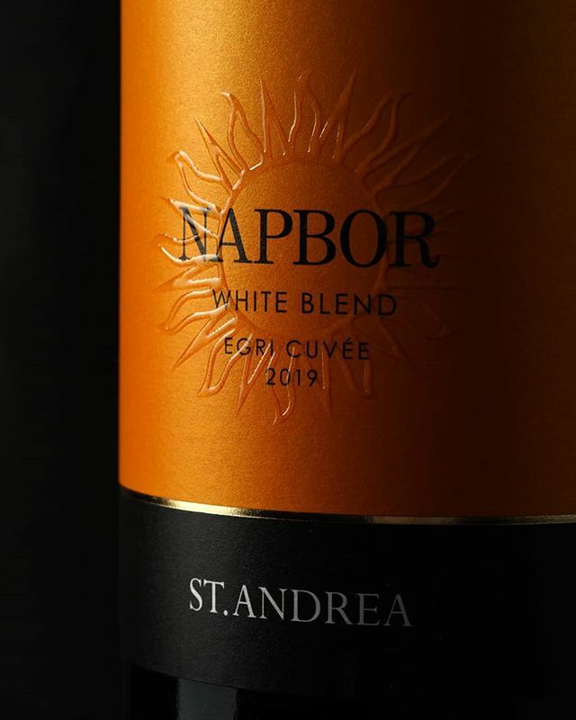 We wish you a very blessed and happy new year with our first wine from 2019! 
#napbor #sunwine #eger #whiteblend #standrea #standreawinery #egerwineregion #egerwine #wine #whitewine #sun #newyear #newwine #cuvee 📷: @busakattila