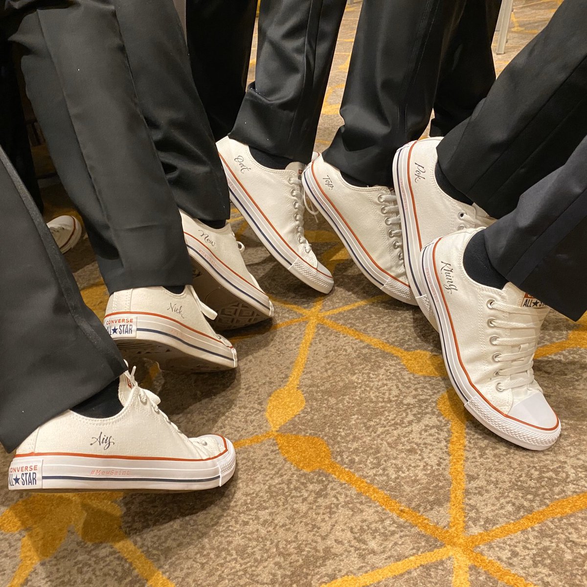 CelebsSpectator's tweet photo. #มิวนิษฐา เจ้าบ่าว เพื่อนเจ้าบ่าว และเพื่อนเจ้าสาว สวมรองเท้า #converse รุ่น Chuck Taylor All Star ลิมิเต็ดสุดๆ มีสลักชื่อของแต่ละคน พร้อมวันที่และแฮชแทก #MewSaint เก๋มากเด้อออ เลิฟฟฟ

Photo cr: #conversethailand https://t.co/Lw6V93tzut