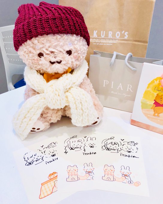 大阪サイン会にお越しいただいた方、ありがとうございました〜!
皆さんにお会いできて嬉しかったです✨
秋ぶりの方も初めましての方も!またぜひお話してください!

くまちゃんにっていただいた手作りのニット帽&amp;マフラーと、素敵なイヤリング?
早速つけてみました〜!!(* ' ω ` *) 