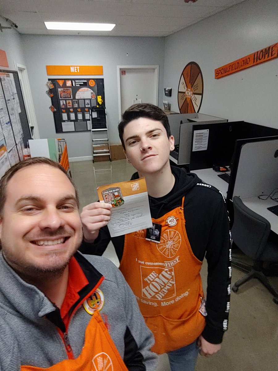 Chilling with Ryan, the merchandising associate of the month!!! @PjacksonHD3819 <a href="/kelly_broyles/">Kelly Broyles</a> @GardnerD187