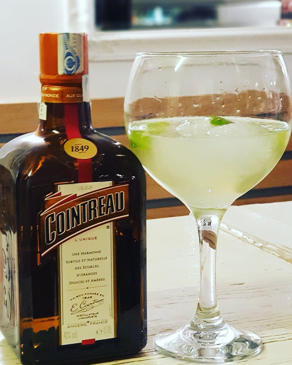 Cristi_perez's tweet photo. Mi nueva bebida #cointreaufizz
Aromas de recuerdos y refrescante. Me ha encantado! https://t.co/FbAwwLGtXr