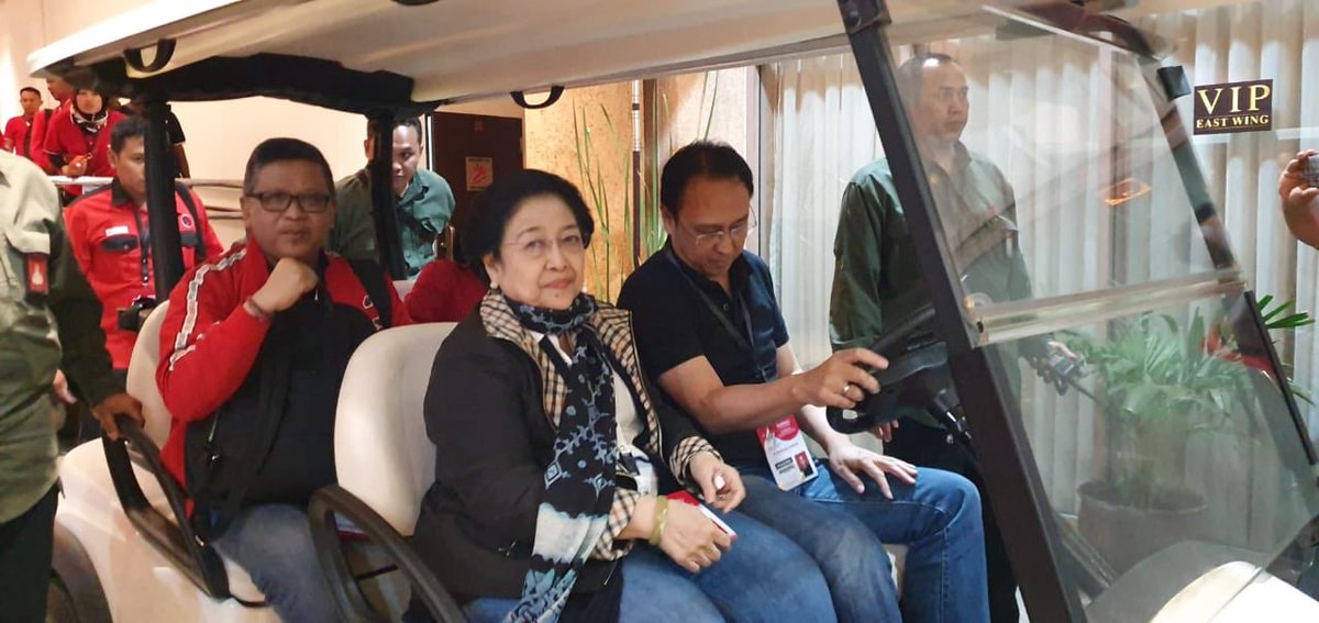 66Hasto's tweet photo. Sore tadi saya bersama Ibu Mega dan Mas Prananda berkeliling melihat-lihat arena Rakernas
#BantengInovasiPDIP https://t.co/HZpjmNSN35