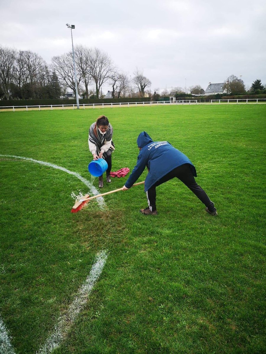 👀Petit soucis dans le traçage du terrain cette semaine au Clandy. Les employés municipaux ont peut être abusé de l’apéro, c’est ça aussi les valeurs milliautaises🥴
Merci à nos bénévoles qui ont rectifié le tir avec les moyens du bord.⚪️🔴💪