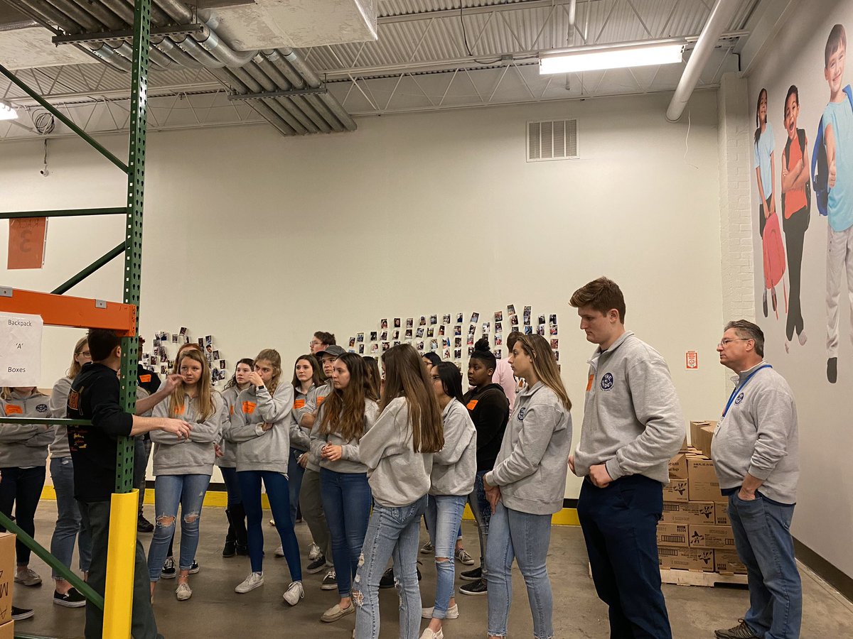 gfhslead4change's tweet photo. More pictures from yesterday’s #HelpingHands event at @FoodbankSEVA!!!! #lead4change #gfhslead4change #candos #grassfieldhs #cpschoolsva https://t.co/03c6LYtP2D