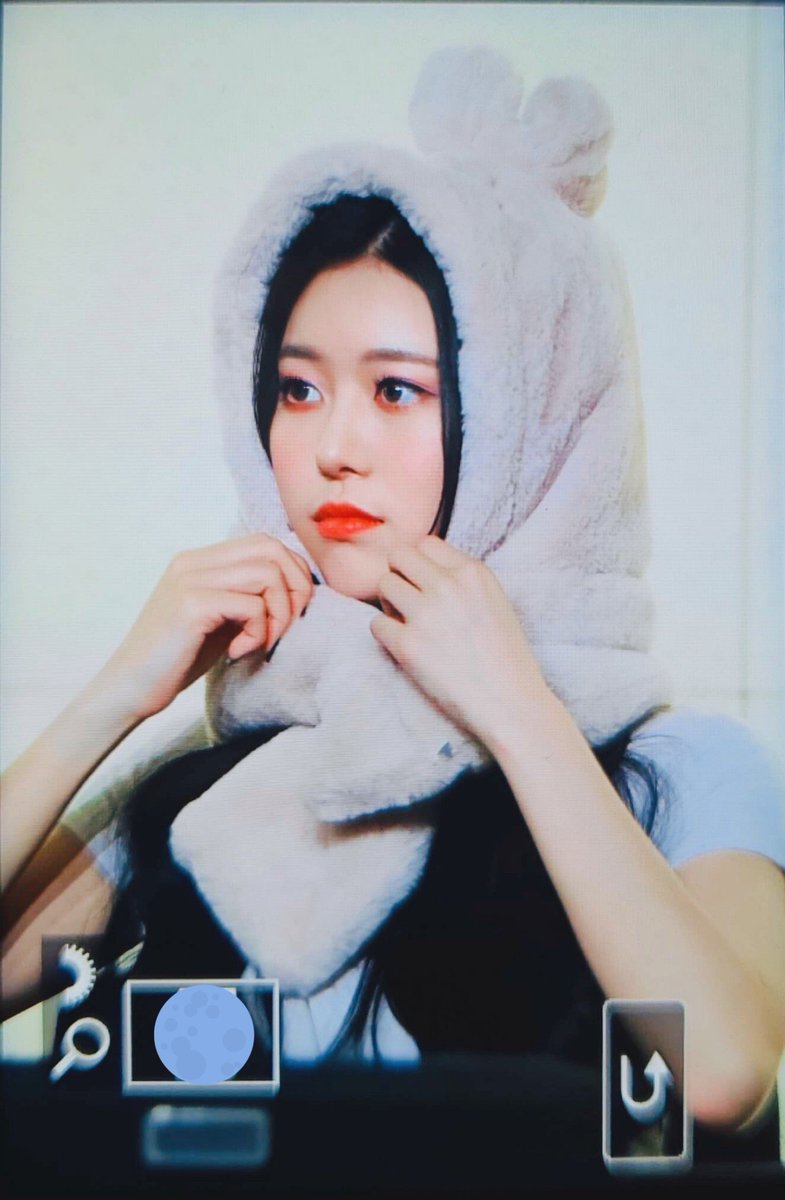 Jane_971220's tweet photo. 200111 [미리보기] 명동 팬사인회

#모모랜드 #제인 #MOMOLAND #JANE @MMLD_Official https://t.co/aRfZCjFiep