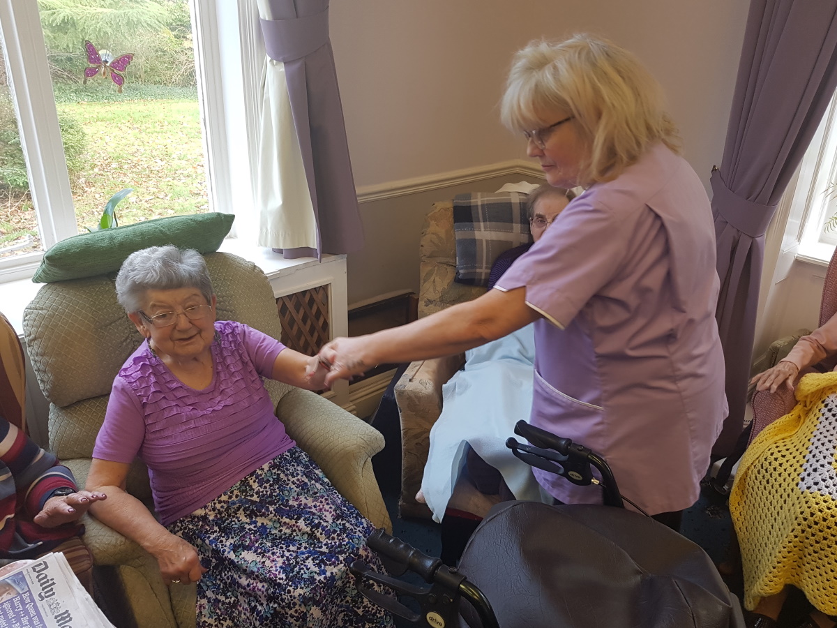 Carehomesuk's tweet photo. Residents enjoyed a morning of music and singing at Cloverfields Care nursing home 🎶👨‍🎤

Tony Boyle came to perform a set of classic songs with his guitar and horn! 🎶🎸📯

#MusicTherapy #LiveMusic #Entertainment #MeaningfulActivities https://t.co/DcMK4OuW0R
