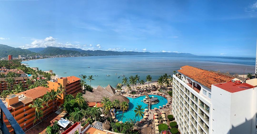 cheapcaribbean's tweet image. Waking up to this view wouldn't be so bad. 😏🌊🌴@SunscapePVR #PuertoVallarta