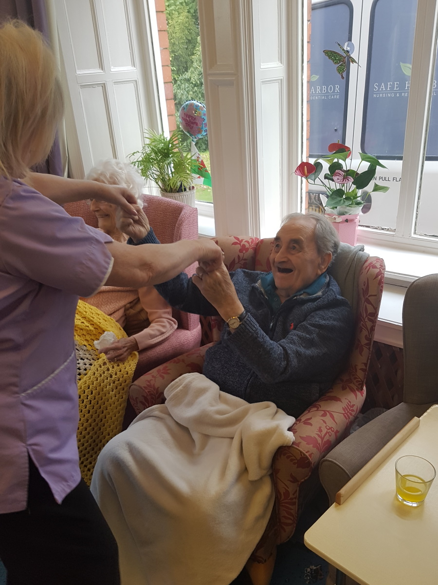 Carehomesuk's tweet photo. Residents enjoyed a morning of music and singing at Cloverfields Care nursing home 🎶👨‍🎤

Tony Boyle came to perform a set of classic songs with his guitar and horn! 🎶🎸📯

#MusicTherapy #LiveMusic #Entertainment #MeaningfulActivities https://t.co/DcMK4OuW0R