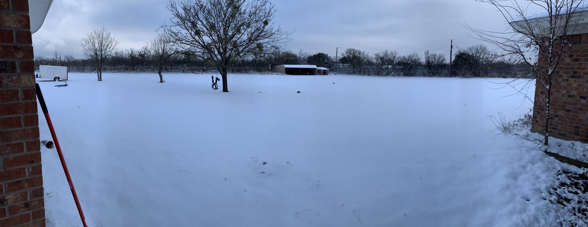 Chelle1678's tweet photo. Mother Nature is amazing! Last 3 days , it’s been almost 80 degrees.... wake up this morning to white beauty! We haven’t had snow like this in YEARS, and it’s not even that deep... #SnowisPretty #FinallyWinter #ForADay ❄️☃️💙👏 https://t.co/gHztwXuMHO