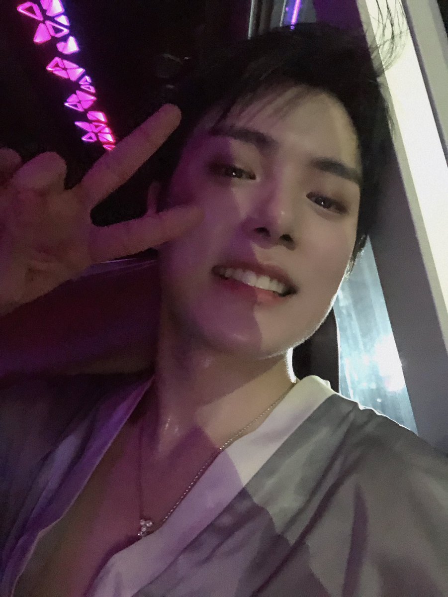 OfficialMONSTAX's tweet photo. [#민혁] Monbebe, chúng mình luôn biết ơn các bạn. https://t.co/jWUYd6WHju