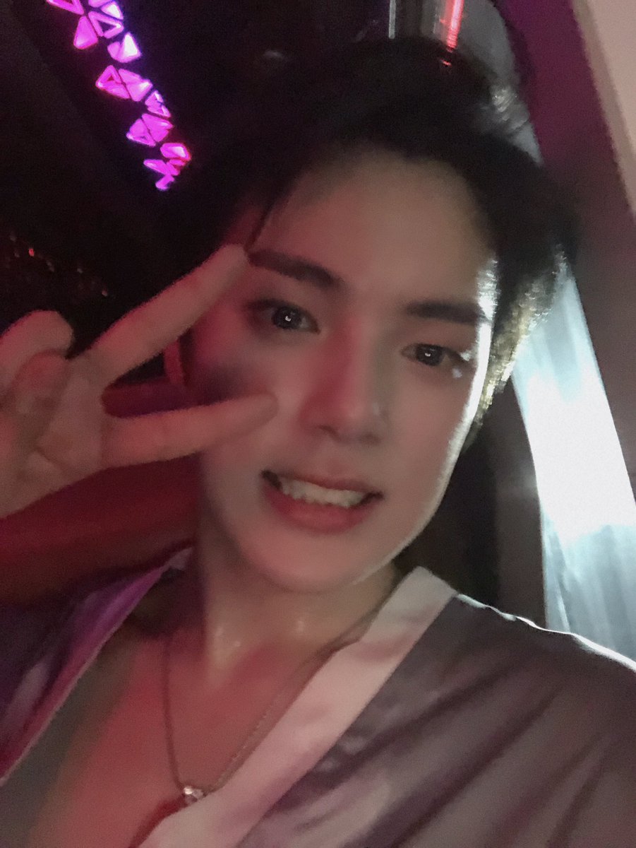 OfficialMONSTAX's tweet photo. [#민혁] Monbebe, chúng mình luôn biết ơn các bạn. https://t.co/jWUYd6WHju