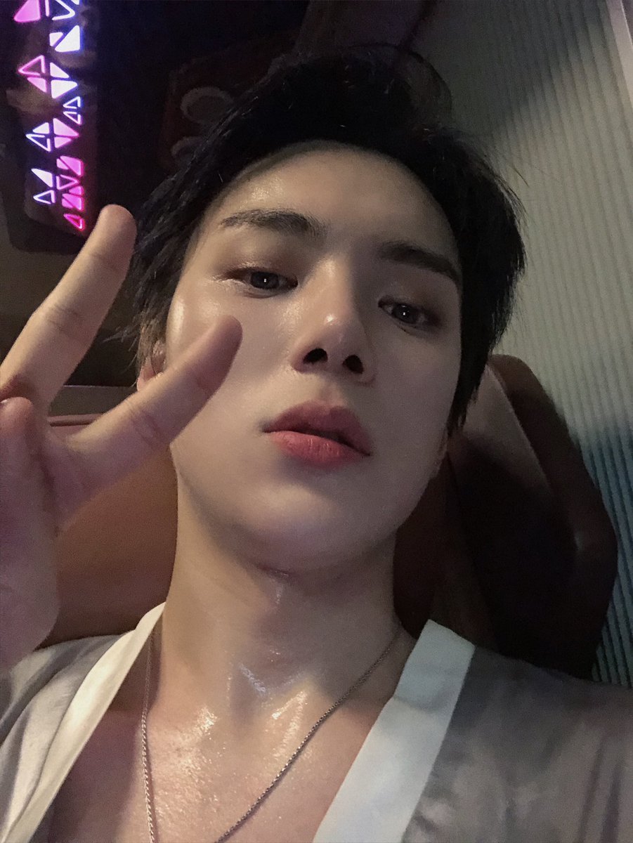OfficialMONSTAX's tweet photo. [#민혁] Monbebe, chúng mình luôn biết ơn các bạn. https://t.co/jWUYd6WHju