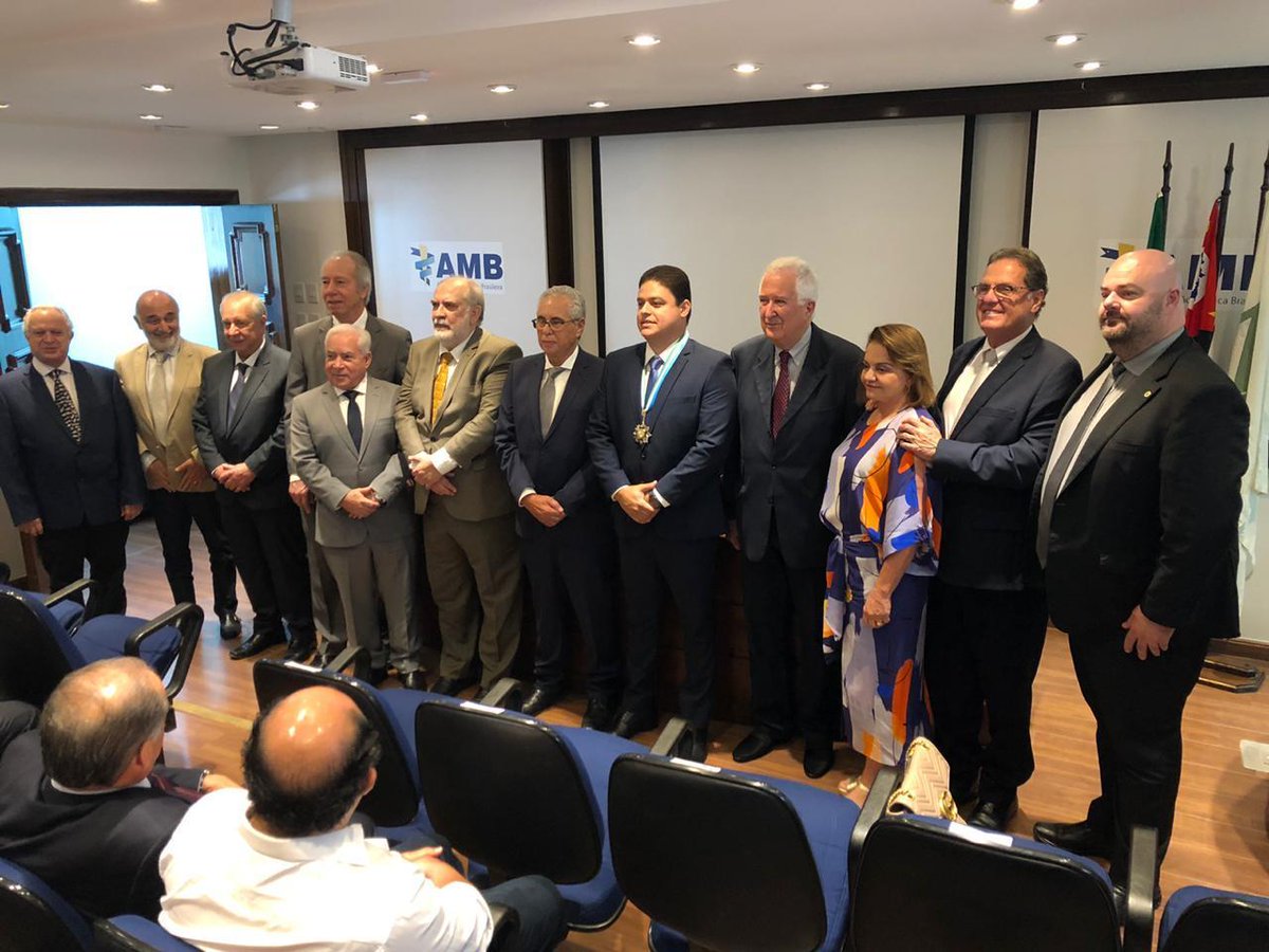 AMB_oficial's tweet photo. A #Abramet promoveu neste sábado (11) solenidade de posse da diretoria eleita para o biênio 2020/2021 da entidade. O evento foi realizado no auditório da #AMB em São Paulo: https://t.co/l68L1QT5YK #medicina #Saude #Transito https://t.co/58mVw19PXp