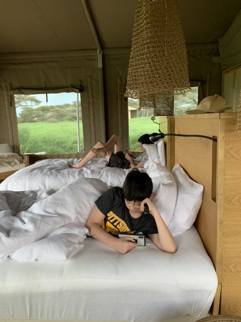 “Grant, what’s the best thing you saw on Safari today?”
<expecting 🦒🦓🐘🦁>
Grant: “All my bars!”
🤦‍♀️🤦‍♀️🤦‍♀️🤦‍♀️🤦‍♀️🤦‍♀️
<a href="/JohnLegere/">John Legere</a> <a href="/mikewardian/">michael wardian</a> 
#Serengeti #Tanzania 🇹🇿📱📡