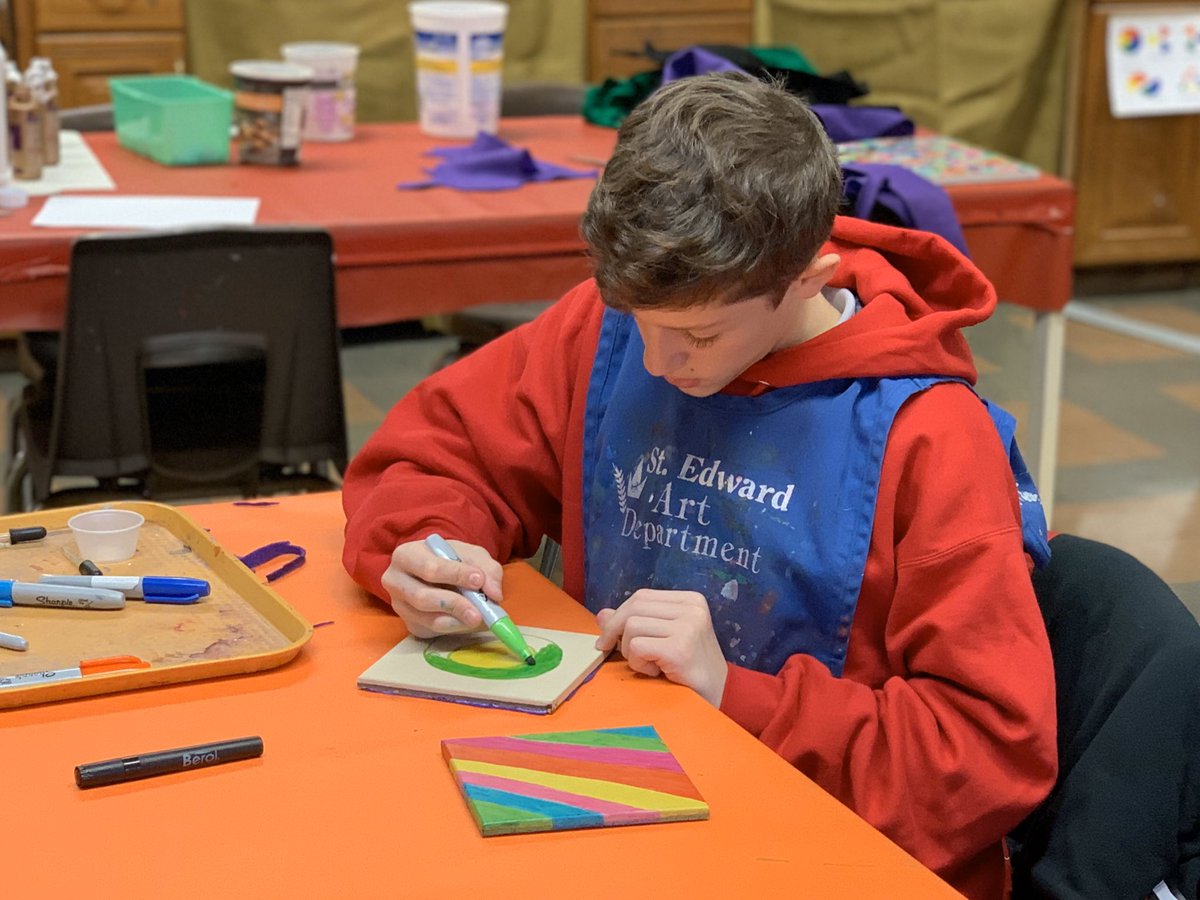 stedward307ART's tweet photo. Jr. High students explore combining sharpie and alcohol to make beautiful coasters. @StEdwardChi #processart #tabstudio #jrhiart https://t.co/U0V2AlG4Jp