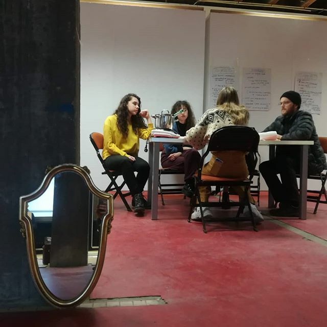 OPROEP: wij zijn op zoek naar spiegels voor het artistiek project Young Curators. Kan je eentje missen op 24 en 25 januari? Laat ons dan iets weten!