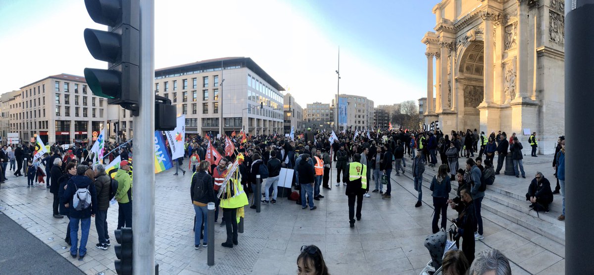 #OnReste à la #PortedAix. #Marseille  #greve11janvier #GreveGenerale #JusquAuRetrait