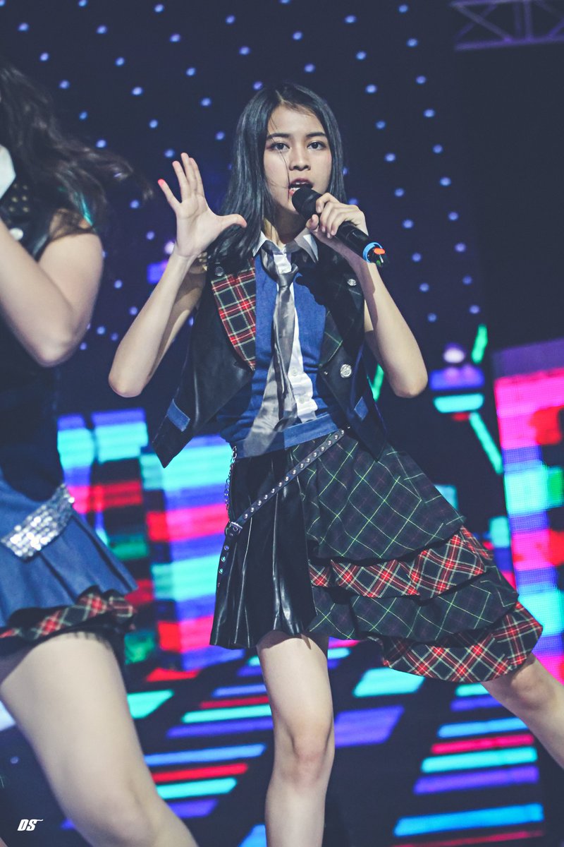 duwiDS_'s tweet photo. Viona Fadrin @F_ViviJKT48 

@ #IndonesianSoccerAwards 2020
Studio 6 Emtek City, Jakarta
10-01-2020 #KLBISA2020 https://t.co/jh2yIqsKXx