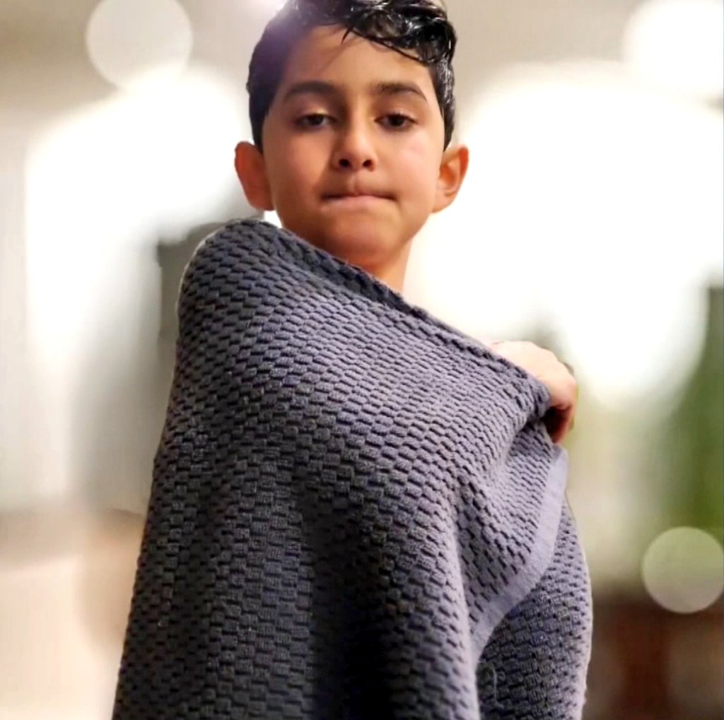 Canada's Justin Trudeau has been personally meeting families of victims of #UIA752.

When he met the father of 9-yr old Rosstin Moghaddem, he asked what Rosstin wanted to be when he grew up.

His father:

"He wanted to be Justin Trudeau."

They both cried.

(📸 <a href="/cmcdonaldglobal/">Catherine McDonald</a>)