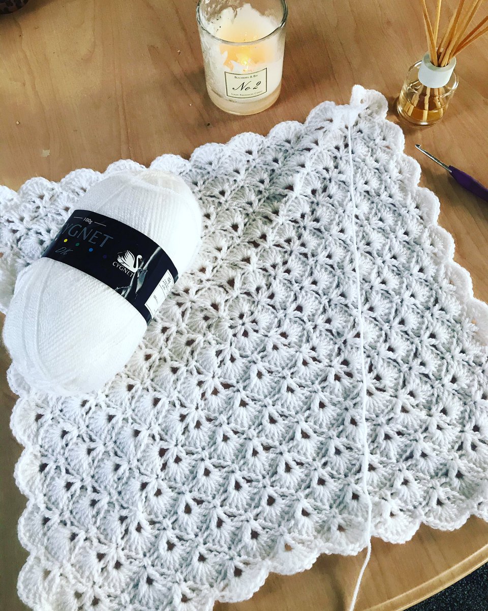 columbo123456's tweet photo. Itβs a really wet and windy day today so am crocheting #shellstitch #cygnetyarns #crochetaddict #etsyseller #yousayicrochet #winter #HandmadeHour https://t.co/044PlTpHia