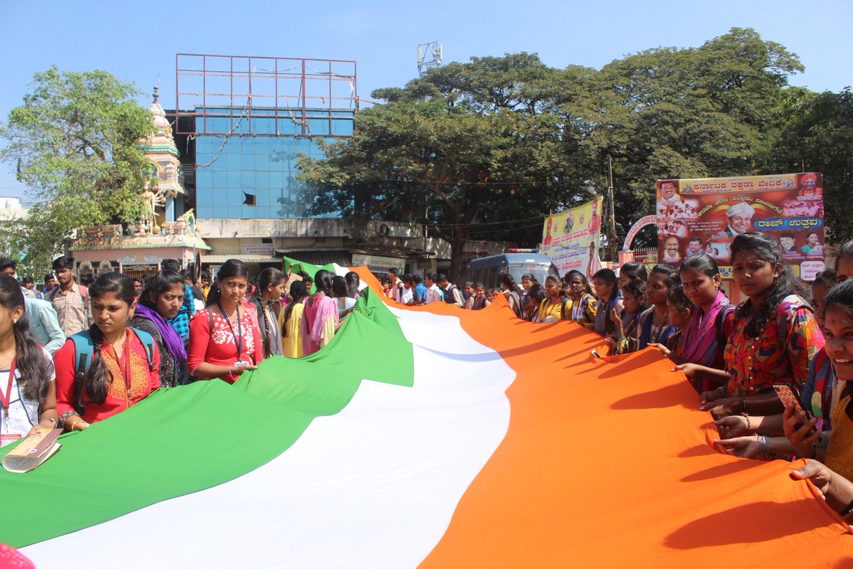 ABVPKarnataka's tweet photo. ಕೇಂದ್ರ ಸರ್ಕಾರವು ಜಾರಿಗೊಳಿಸಿರುವ "ಪೌರತ್ವ ತಿದ್ದುಪಡಿ ಕಾಯ್ದೆ" (CAA) ಯನ್ನು ಬೆಂಬಲಿಸಿ ಇಂದು ದಾವಣಗೆರೆಯಲ್ಲಿ ಜನ ಜಾಗೃತಿ ಸಭೆ ಮತ್ತು ತಿರಂಗ ರ್ಯಾಲಿ ನಡೆಸಲಾಯಿತು.
ABVP Davangere conducted Tiranga Rally supporting Citizenship Amendment Act 🇮🇳
#StudentsSupportCAA https://t.co/LqcWknG79S