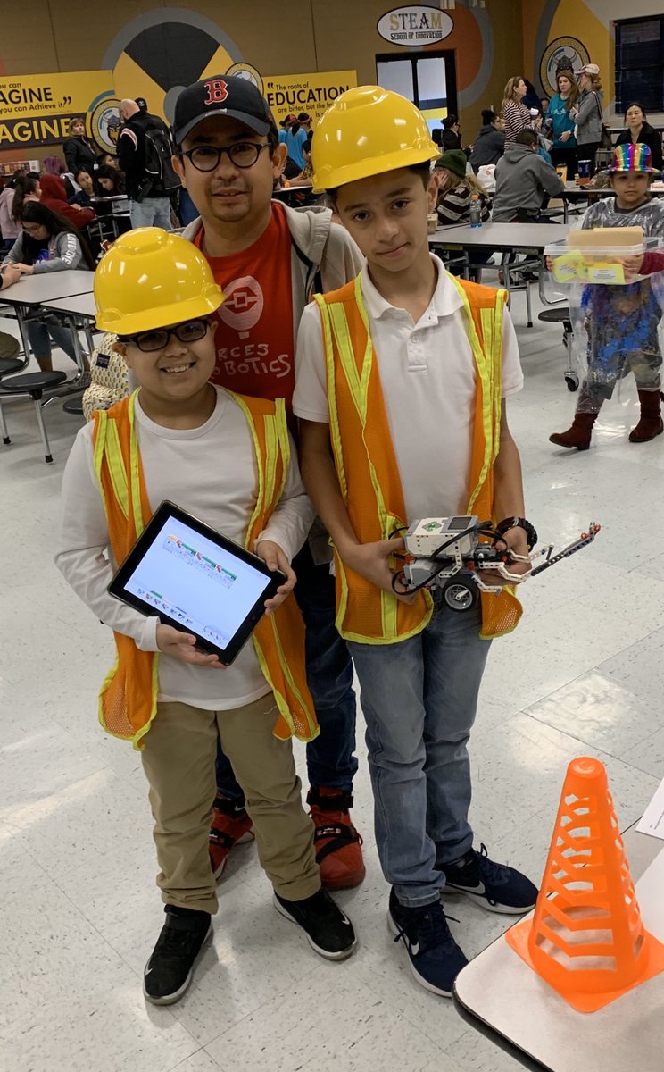 Alfredo08100711's tweet photo. @ROYCISNEROSES @EISDofSA @efshields @Lost_in_cybersp Cisneros Cyberbots at the Robotics Competition. https://t.co/k1VFRi1lhX