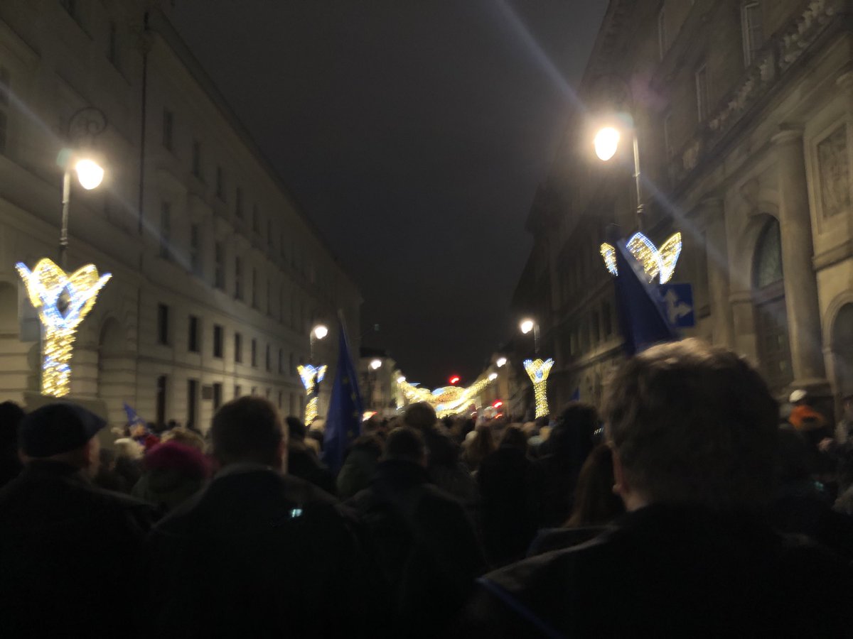 25.000 acteurs de justice et des milliers de citoyens polonais dans les rues de Varsovie pour manifester leur attachement à l’Etat de droit. L’émotion est intense... ou quand le droit prend vie. #1000RobesMarch