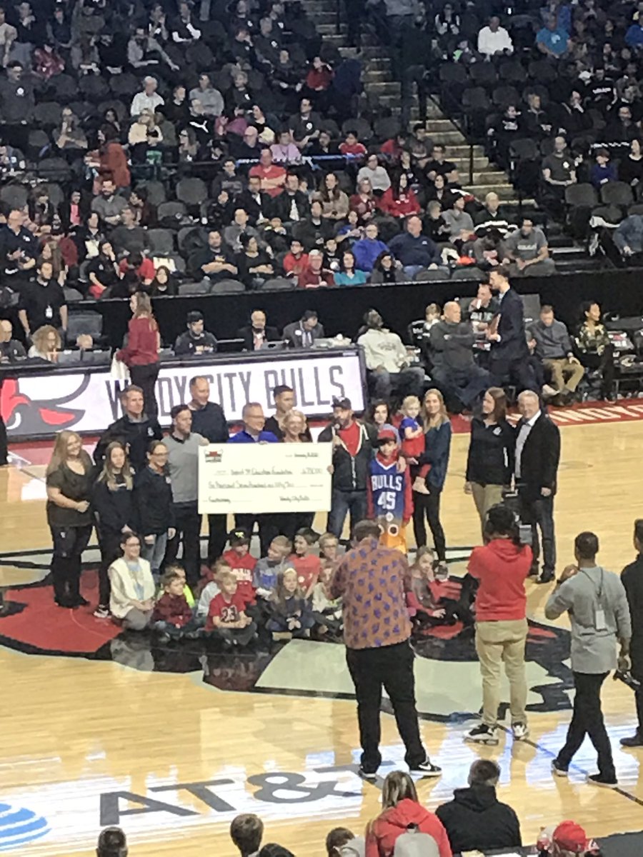 LisaLiesz's tweet photo. Fun night at the District 54 Take Over Night at the Windy City Bulls game! Our Special Olympics basketball team and the Sensations did a fabulous job! Go D54! #grizzlies54 #WeAre54 #searscenter #windycitybulls https://t.co/YRtAw9ISKC