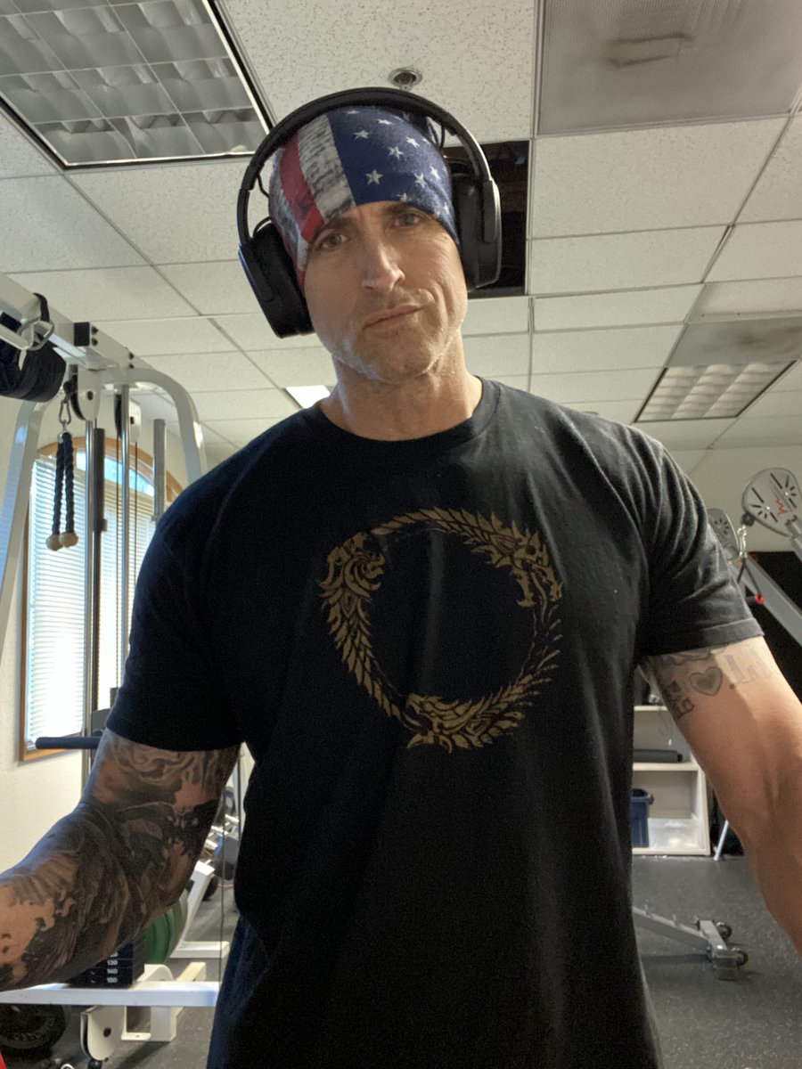 kashquests's tweet photo. Shameless morning sweat pic. Take care of your body, you only get one. Repping the Old Man Tamriel Barbell Club. #ESO #ElderScrollsOnline #LoreseekersGuild #healthygamer #eatclean #traindirty https://t.co/GOBlfJtnQ2