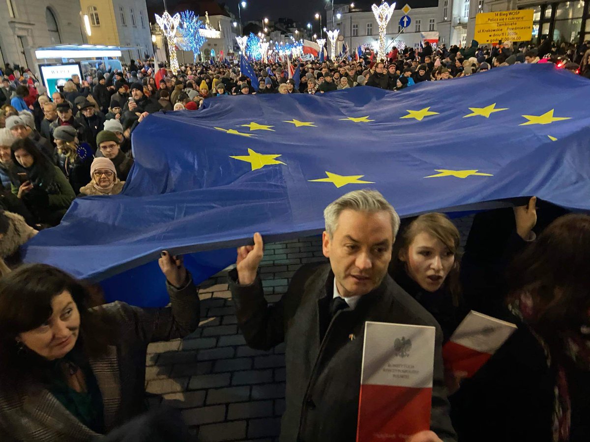 RobertBiedron's tweet photo. Razem z Wami. W obronie praw nas wszystkich! #MarszTysiacaTog #FreeTheLaw #Konstytucja #Biedron2020 https://t.co/bWKgqeCnih