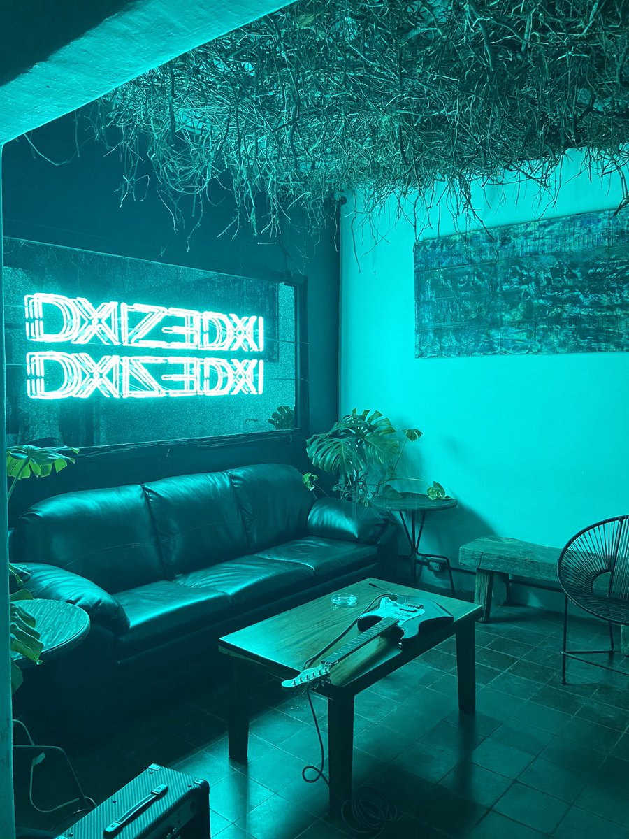 natalialepea's tweet photo. la night life de oaxaca es una verdadera
c h u l a d a
chingos de mezcal, chelas y un techno que te queda bien raspada la chancla 
falto comprobar el perreo tóxico pero no dudo que sea verídico 
#diacuatro #demochilasenoaxaca https://t.co/jLoKfUT8Jt