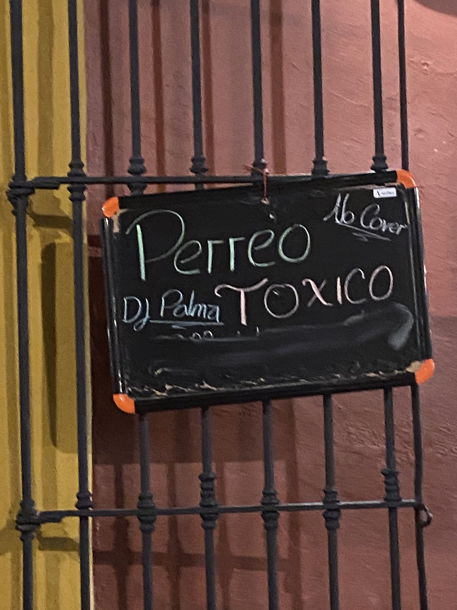 natalialepea's tweet photo. la night life de oaxaca es una verdadera
c h u l a d a
chingos de mezcal, chelas y un techno que te queda bien raspada la chancla 
falto comprobar el perreo tóxico pero no dudo que sea verídico 
#diacuatro #demochilasenoaxaca https://t.co/jLoKfUT8Jt