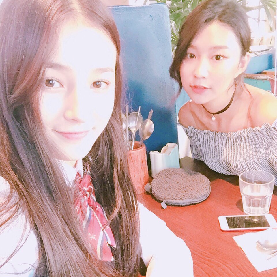 yrunashin's tweet photo. happy birthday uri leader, hyebin eonni ! ! ! ♡ ♡ ♡ 🎉🎉🎈
smoga smakin sukses brsama momoland, semangat buat jagain anak2 nya ya eon, eonni kuat bgt udh bisa lewatin ini smua hehe fighting! 💪

traktir2 jgn lupa ya eon wkwkk 😂😚
#HYEBINDAY https://t.co/L7DURGpnQC